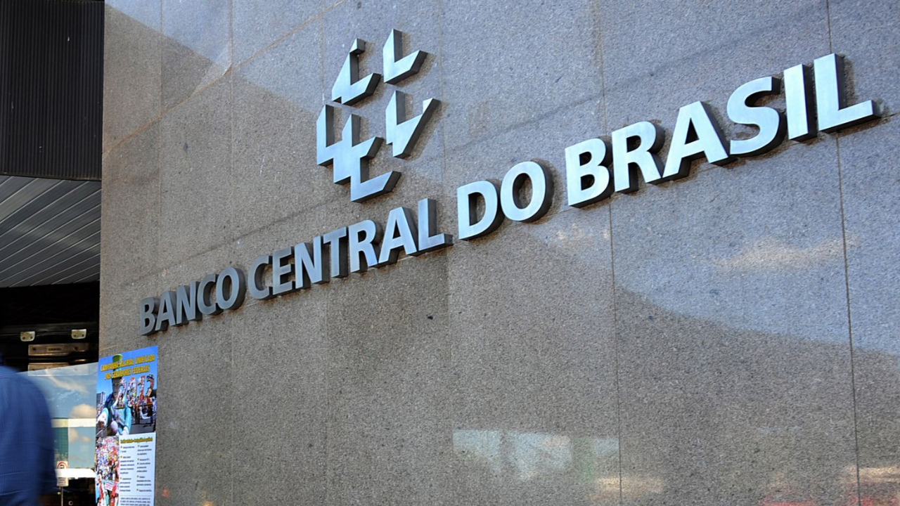 Selic Mantida em 15%: BC Adia Cortes e Pressiona Economia