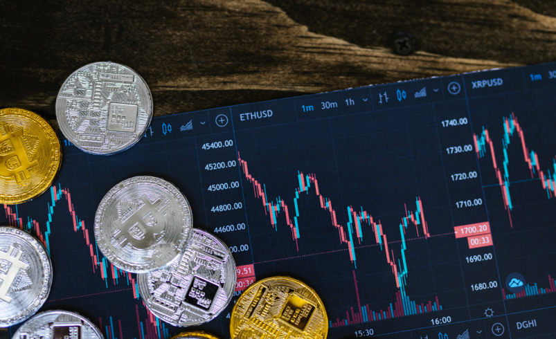 Bitcoin mira os US$ 90 mil enquanto baleias absorveram 20 vezes a oferta diária em 30 dias