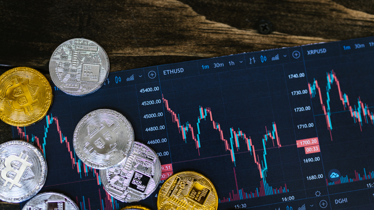 Bitcoin mira os US$ 90 mil enquanto baleias absorveram 20 vezes a oferta diária em 30 dias