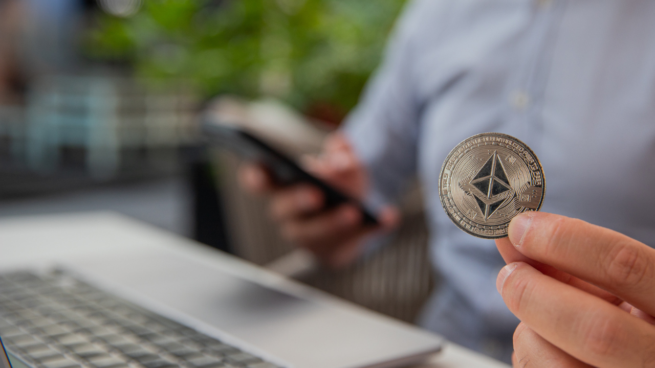 Ethereum cai quase 5% enquanto uma configuração clássica de alavancagem volta a se repetir
