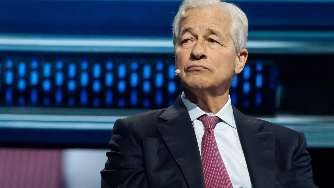 Jamie Dimon alerta que a guerra com o Irã pode manter a inflação alta e elevar os juros mais do que o mercado espera