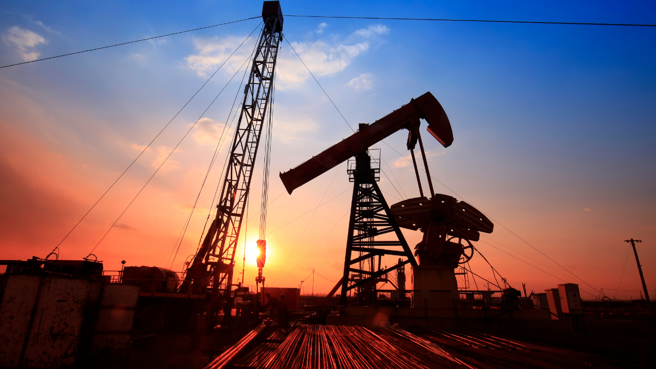 Ações caem enquanto petróleo sobe