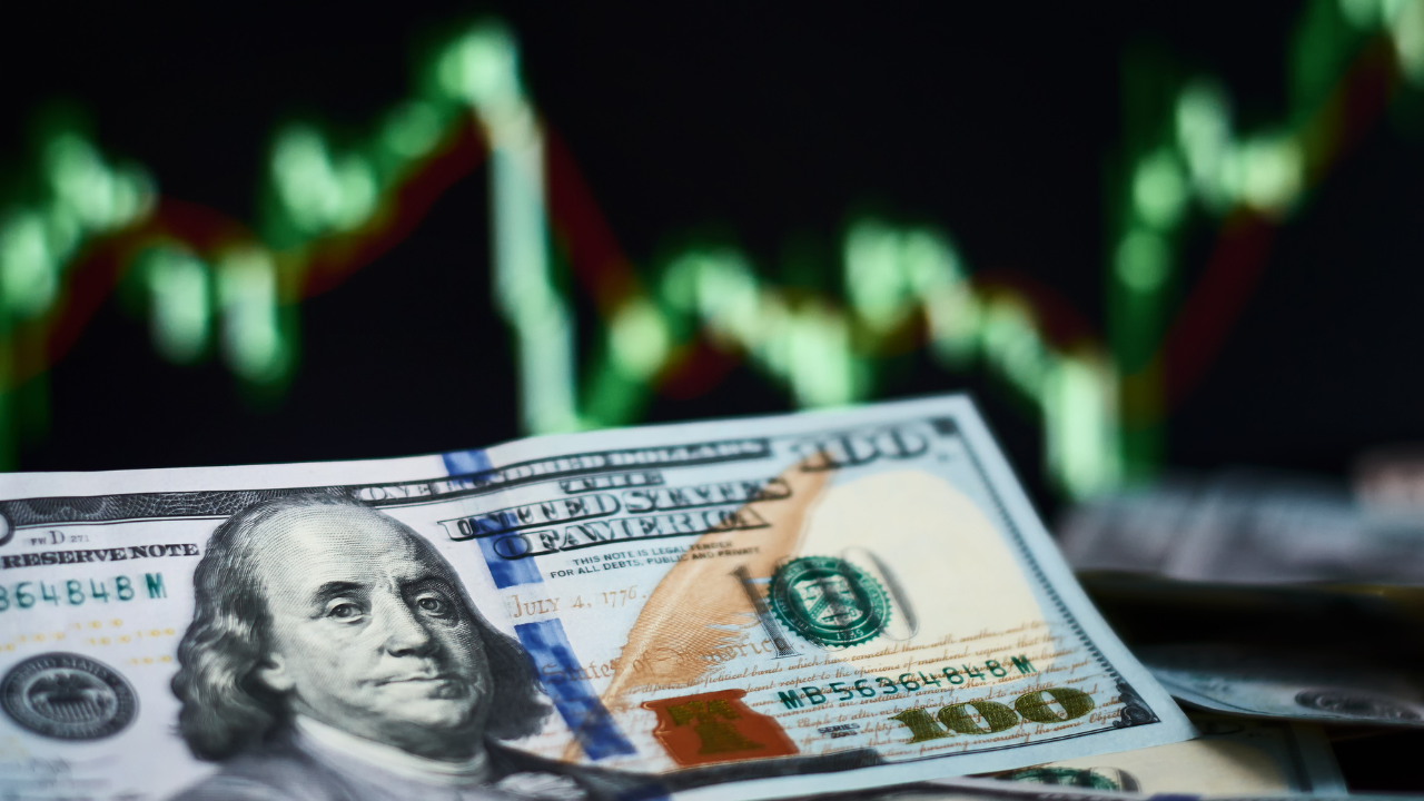 Dólar americano volátil enquanto traders acompanham negociações entre Estados Unidos e Irã