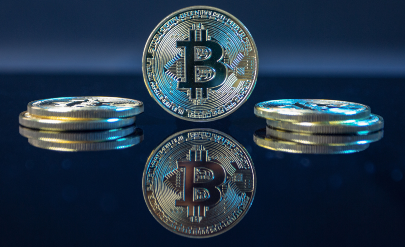 Bitcoin sobe com Ethereum e XRP enquanto apetite por risco volta ao mercado