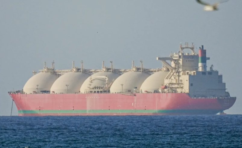 Cargo é atingido no Estreito de Hormuz enquanto Irã renova alerta de passagem