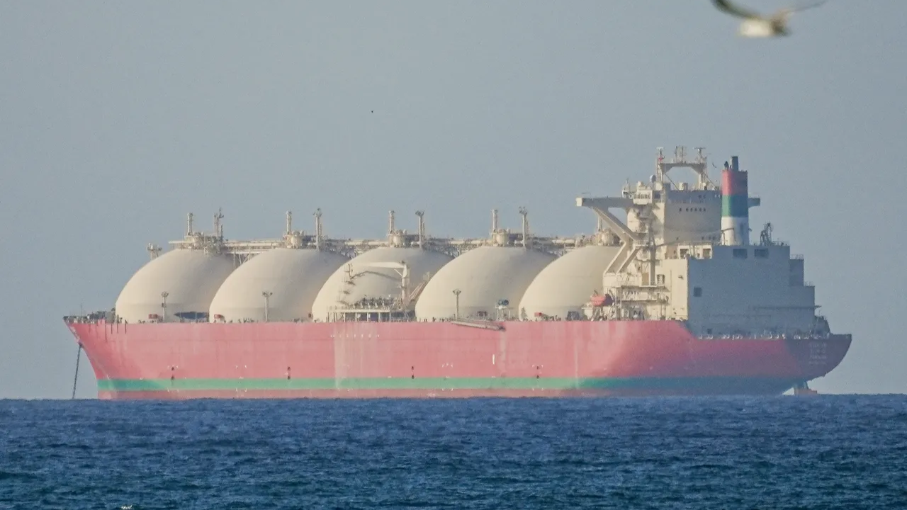 Cargo é atingido em Hormuz na rota de Omã