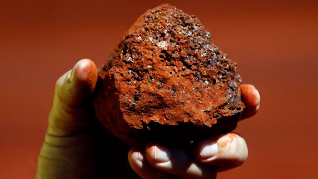 Minério de ferro cai perto de mínima de quatro meses