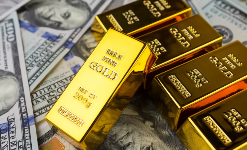 Ouro cai com dólar forte e apostas de alta dos juros
