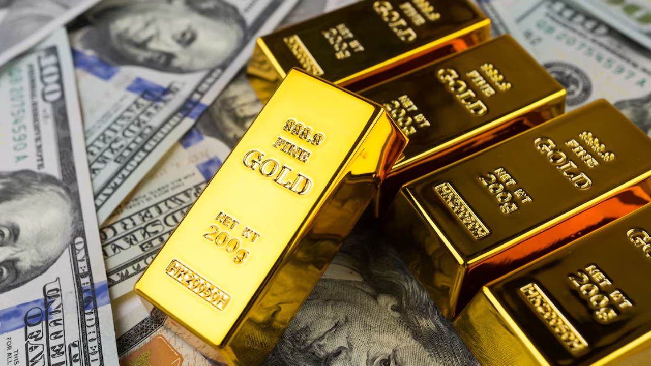 Ouro cai com dólar forte e apostas de alta dos juros