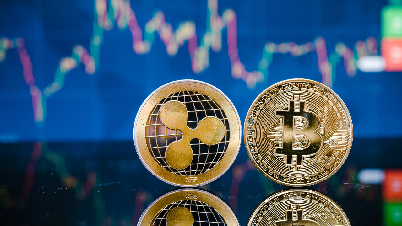 Bitcoin e XRP seguem narrativas opostas