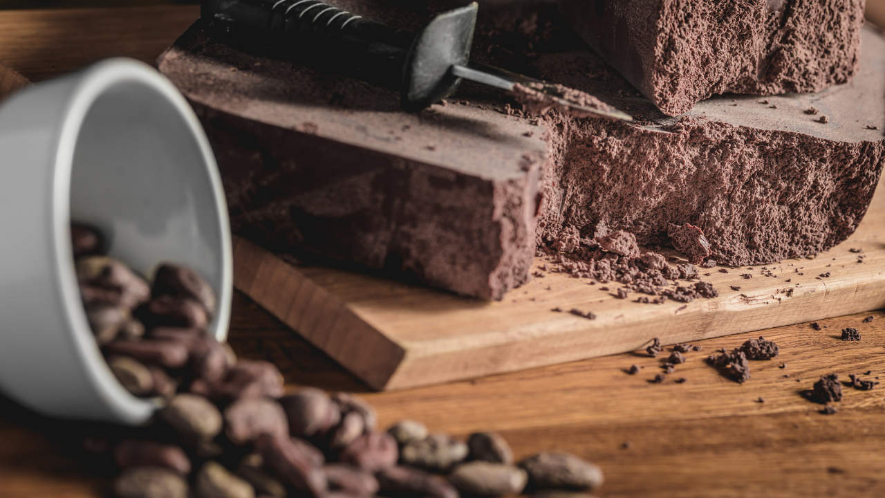 Cacau recua, mas chocolate continua sob pressão