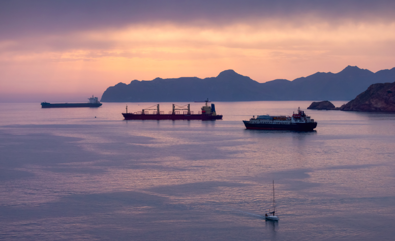 Hormuz sob tensão enquanto Estados Unidos e Irã continuam ataques