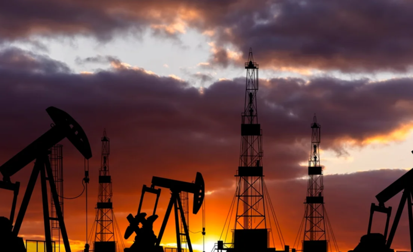 Estoques dos EUA freiam petróleo enquanto Hormuz ainda mantém risco no preço