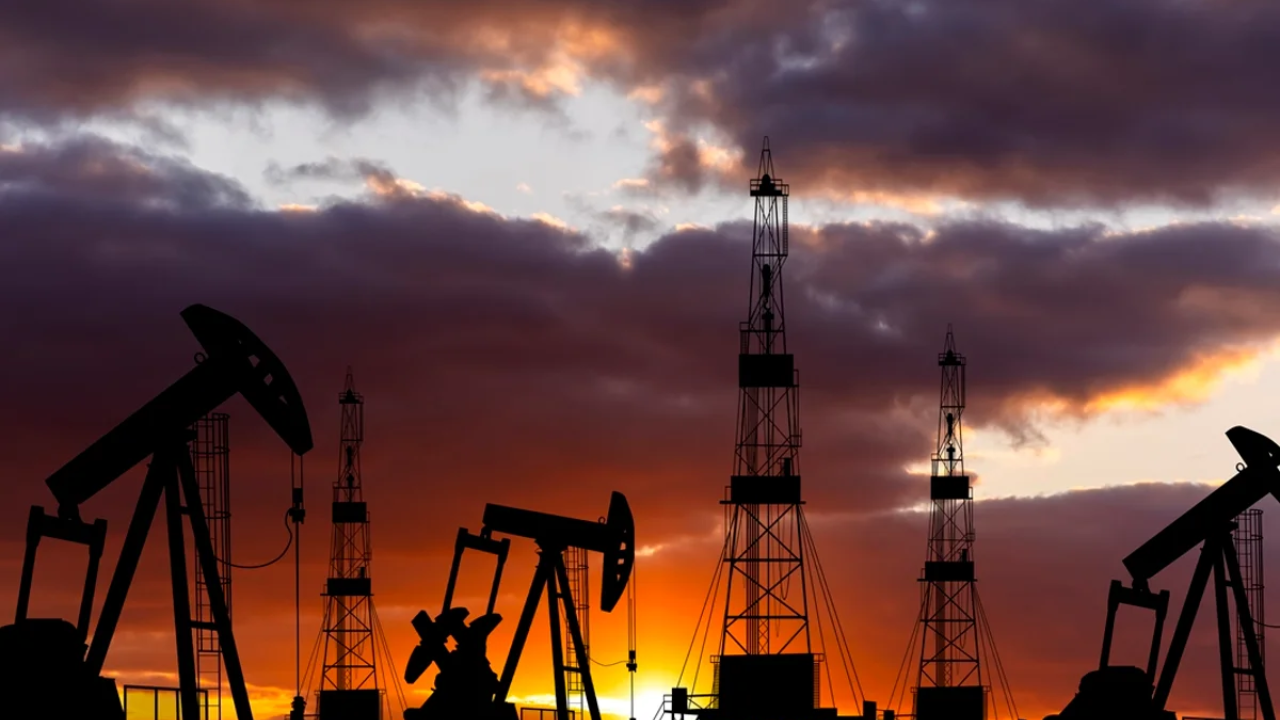 Petróleo perde força enquanto estoques americanos sobem e o mercado acompanha o impasse entre Estados Unidos e Irã no Estreito de Hormuz