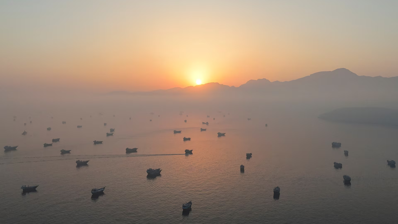 Tráfego em Hormuz cai enquanto Irã ameaça postura mais ofensiva