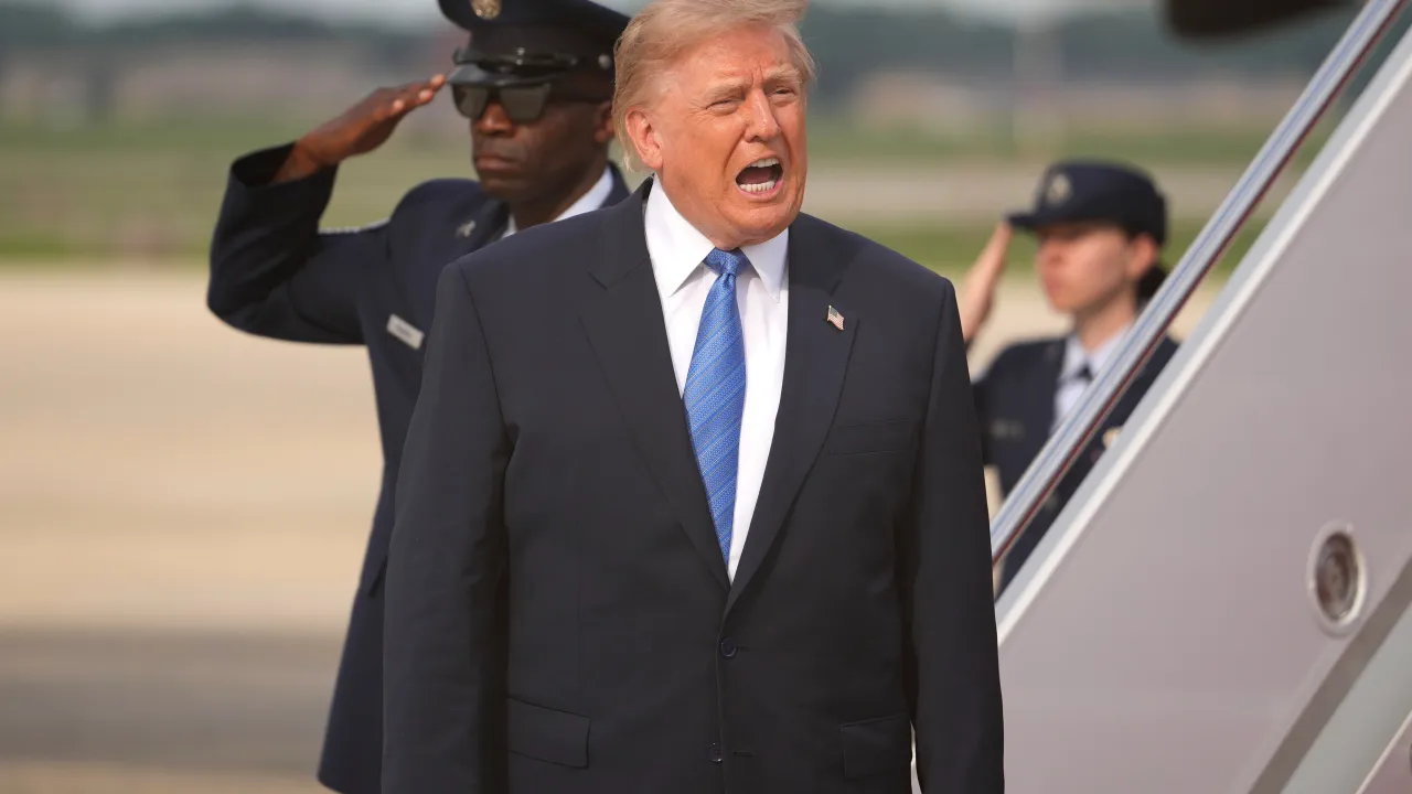 Ameaça de Trump à Kharg amplia risco sobre petróleo enquanto EUA e Irã voltam a trocar ataques
