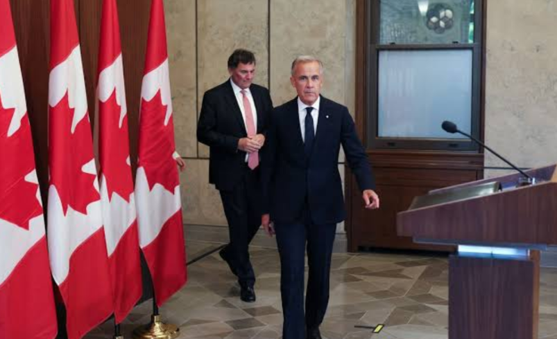 Carney mantém possibilidade de acordo com os EUA, mas disputa sobre tarifas entra em fase mais política