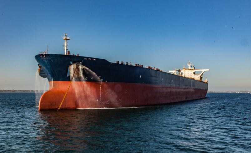 Hormuz volta a transportar mais de 17 milhões de barris por dia apesar dos ataques a petroleiros