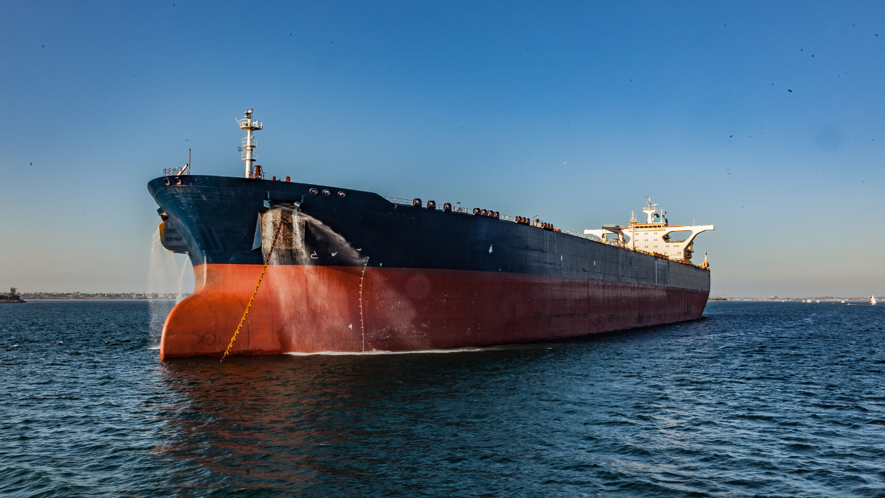 Hormuz volta a transportar mais de 17 milhões de barris por dia apesar dos ataques a petroleiros