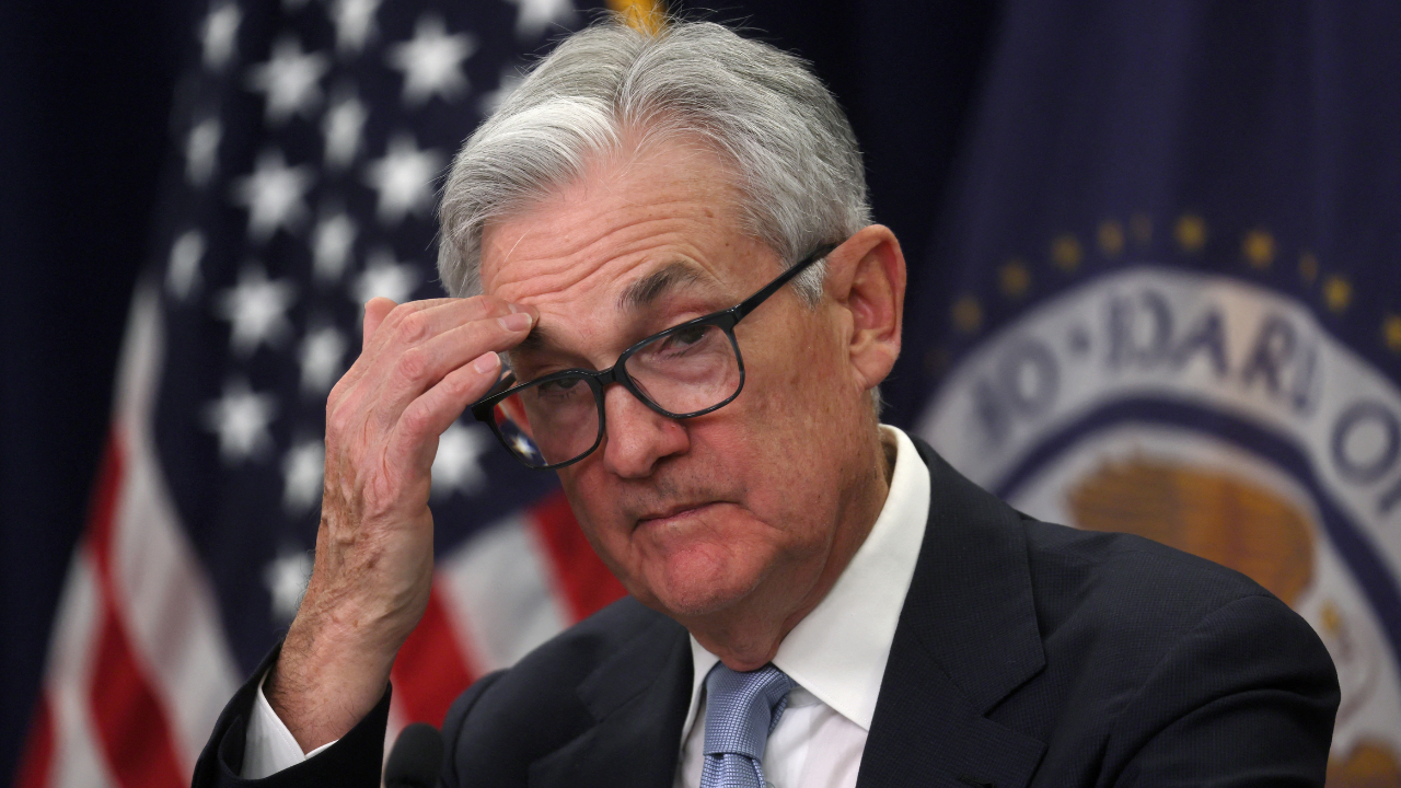 Ouro segue pressionado com sinais duros do Fed e queda do petróleo