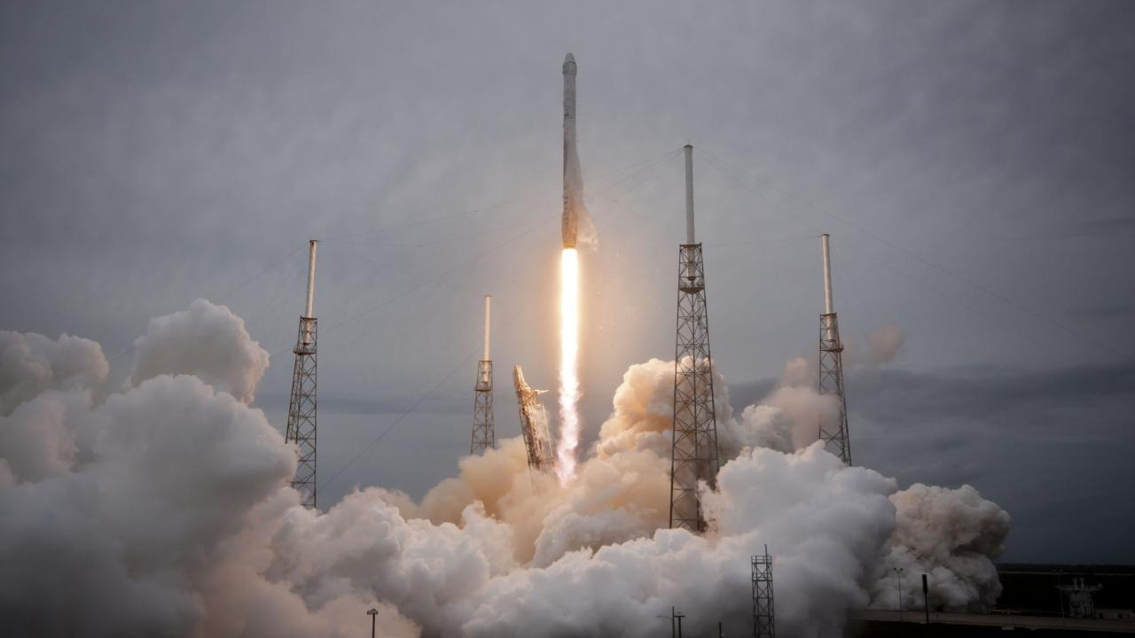 SpaceX pode considerar desdobramento de ações se preço subir ou houver aquisição